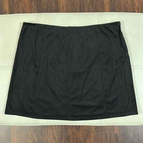 Franchessa’s Alya Black Faux Suede Black Skirt Size: 3XL NWT - Picture 1 of 8